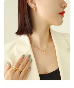 Gros plan sur la parure de bijoux dorés 18 carats avec collier et boucles d'oreilles