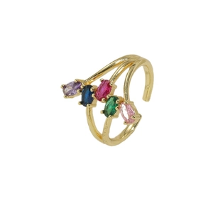Anillo abierto dorado de lujo con circonitas de colores geométricas sobre fondo blanco puro