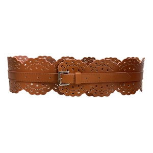 Ceinture large marron pour femme avec motif ajouré découpé au laser et boucle métallique