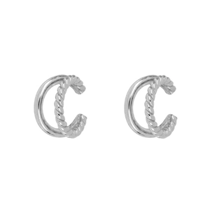 Detail von silbernen doppellagigen Ear Cuffs mit gedrehter Textur und Politur