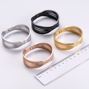 Mesure détaillée de la taille de bracelets métalliques creux en quatre couleurs