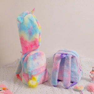 Detail von Plüsch-Einhorn-Rucksäcken mit Regenbogen-Tie-Dye-Muster und Trägern