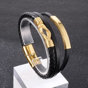 Gros plan d'un bracelet en cuir pour homme avec fermoir magnétique doré et détail nœud