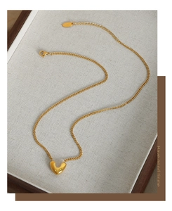 Détail du collier pendentif cœur plaqué or avec fermoir mousqueton et chaînette