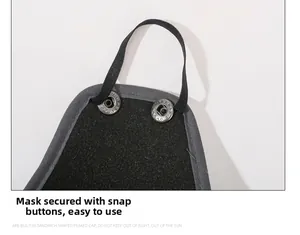 Détail du bouton pression métallique et de la sangle élastique pour fixer le masque