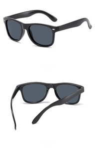 Vue latérale et arrière des lunettes de soleil carrées pour enfants à monture noire