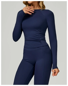 Gros plan d'un ensemble de yoga bleu foncé montrant les plis et les poches latérales