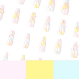 Unghie finte press on con fiori colorati e perle forma ballerina su sfondo bianco