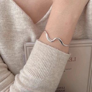 Minimalistisches S925 Sterling Silber Mobius Armband mit Wellendesign am Handgelenk