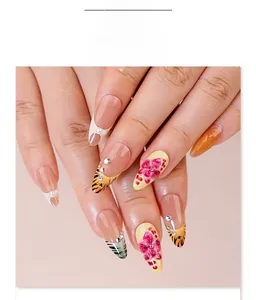 Gros plan d'ongles amande 3D avec motifs de tigre et détails floraux à presser