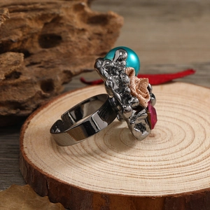 Bague rose vintage ajustable avec perle bleue et fini bronze sur socle bois
