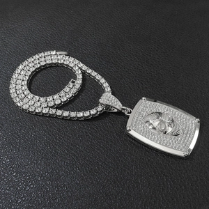 Collier hip hop avec pendentif tête de mort serti de strass sur une chaîne tennis