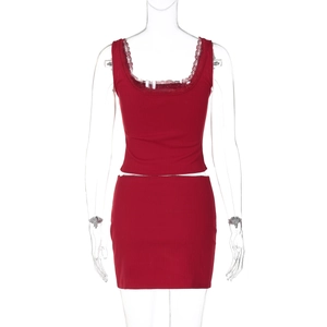 Détail du haut rouge à bordure en dentelle et de la jupe moulante sur un mannequin