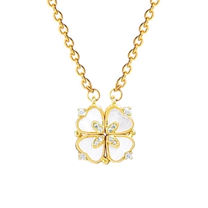 Collier trèfle en acier inoxydable doré avec des cœurs en cristal sur fond blanc