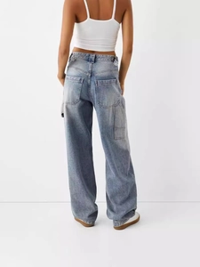 Jean femme coupe large décontractée en denim bleu moyen style urbain délavé