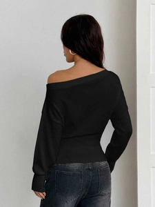 Vue arrière du pull en maille noir à épaules dénudées avec taille côtelée
