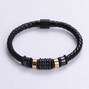 Dettaglio del bracciale in pelle intrecciata nera con anelli in oro e chiusura magnetica