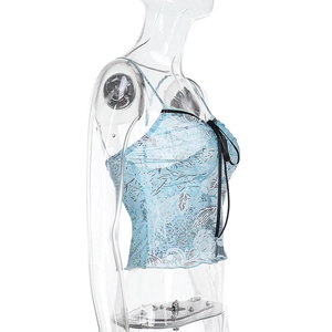 Detail eines floralen Mesh-Camisoles mit schwarzer Schleife auf einer Schaufensterpuppe