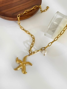 Détail du collier à pendentif étoile de mer en or 18 carats avec perle naturelle