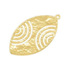 Pendentif ovale doré avec texture martelée et motifs ajourés sur fond blanc pur