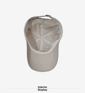 Vue détaillée de la doublure en maille respirante et de la boucle en métal de la casquette