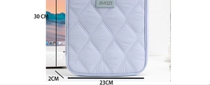 Detail view of a quilted light purple tablet sleeve showing dimensions 30x23x2cm