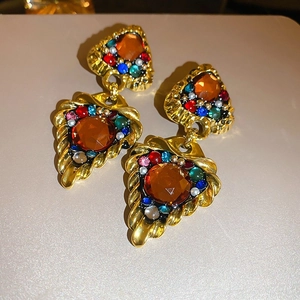 Vintage-Ohrringe in Gold mit Herz-Design und bunten Kristallen in der Nahaufnahme