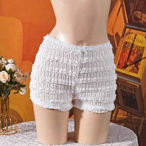Gros plan détaillé du short en dentelle blanche à plusieurs couches avec bordure à volants
