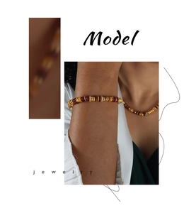 Detailansicht des handgefertigten Naturstein-Perlenarmband- und Halsketten-Sets mit Gold