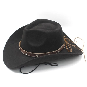 Détail du chapeau de cowboy noir avec bande en cuir clouté marron et cordelette coupe-vent