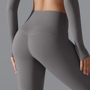 Detailansicht der grauen High-Waist-Yogahose mit V-förmiger Naht für einen Push-up-Effekt
