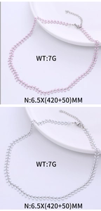 Dettaglio della collana a spina di pesce con foglie rosa e bianche, lunga 420 mm