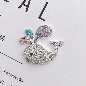 Vue macro d'un charm baleine en alliage de zinc avec strass colorés pour accessoires