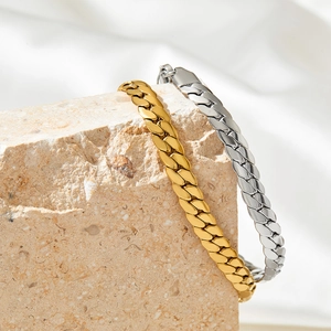 Bracelets gourmette classiques en acier inoxydable or et argent sur une pierre naturelle