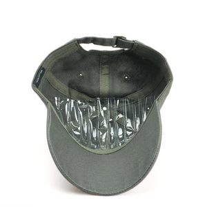 Dettaglio della fibbia in metallo e cuciture interne in cotone del cappello mimetico