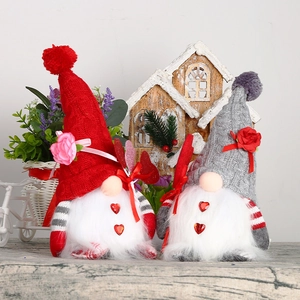 Détail de gnomes de Noël rouges et gris avec tissu tricoté et décors de sequins en cœur