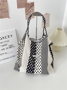 Détail du cabas en toile à pois français avec étiquette Sozakka et motif géométrique épuré