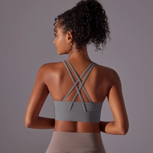 Vista posteriore dettagliata del reggiseno yoga grigio con spalline incrociate e orlo elastico