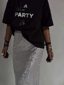 Camiseta negra de mujer con estampado de vino y falda midi de lentejuelas plata