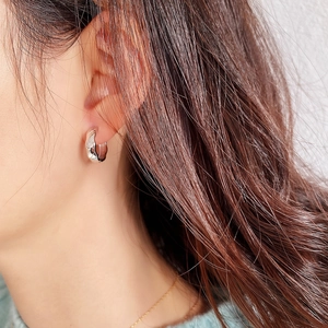 Minimalist 925 sterling silver C-hoop earrings with elegant rhombus texture pattern