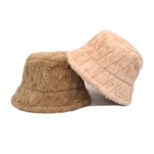 Plüsch-Winter-Fischerhut für Damen mit gestepptem Rautenmuster in Braun und Beige Tönen