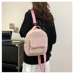 Mini mochila de felpa rosa con correas de tela y textura suave vista desde la espalda