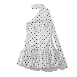 Details des weißen Neckholder-Tops mit Punkten, Reißverschluss und Volants am Saum