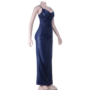 Dettaglio dell'abito sottoveste in raso blu navy con scollo a V e arricciature laterali