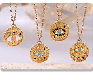 Détail de quatre colliers en acier doré avec pendentifs oeil maléfique en émail coloré