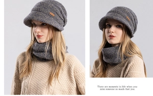 Détail d'un ensemble bonnet d'hiver en tricot gris épais avec doublure polaire chaude