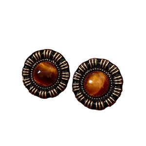 Vintage round resin stud earrings in amber brown with pleated gold metallic texture edge