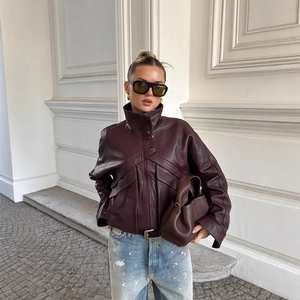 Veste vintage en similicuir bordeaux avec grain lychee et détail de taille ceinturée