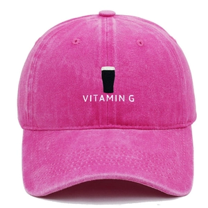 Detail der Vitamin G Stickerei auf einer rosaroten Baseballkappe aus gewaschener Baumwolle