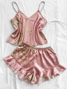 Détail de caraco col V en satin et short à volants avec imprimé floral élégant